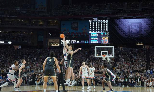 九游APP-篮球比拼中呈现激烈局面，场面火爆