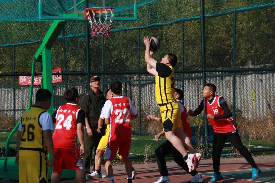 篮球比拼中呈现激烈局面,场面火爆 篮球比拼中呈现激烈局面,场面火爆