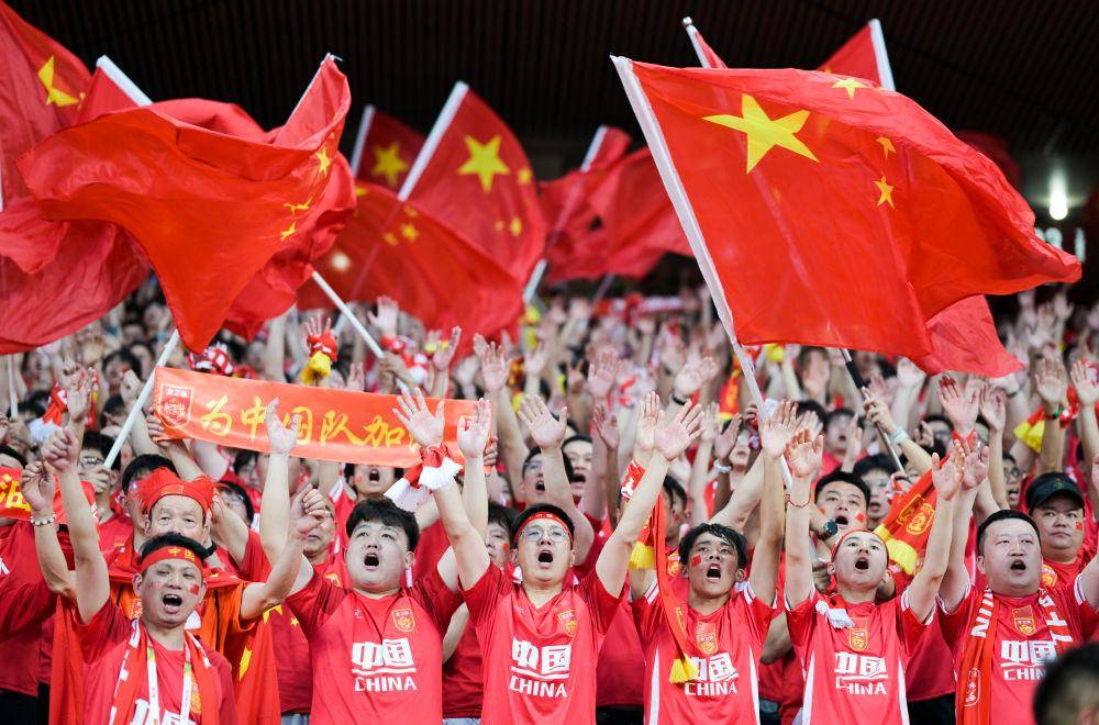 九游娱乐-球迷在欧洲国家杯比赛中为球队加油助威