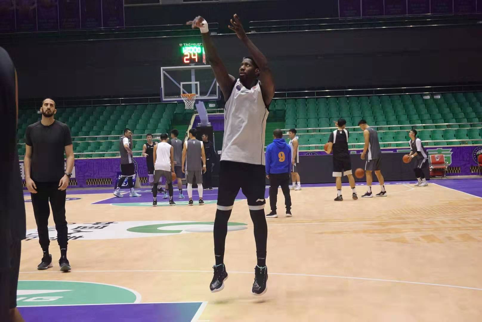 九游游戏-防守引领球队连胜，战术打法备受赞誉