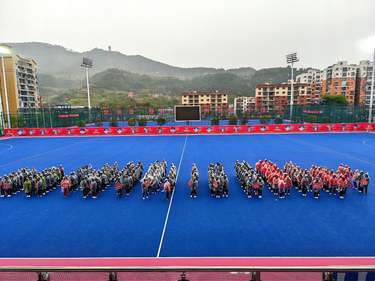 关于球场外观众比赛装扮炫目,现场气氛热烈的信息 关于球场外观众比赛装扮炫目,现场气氛热烈的信息