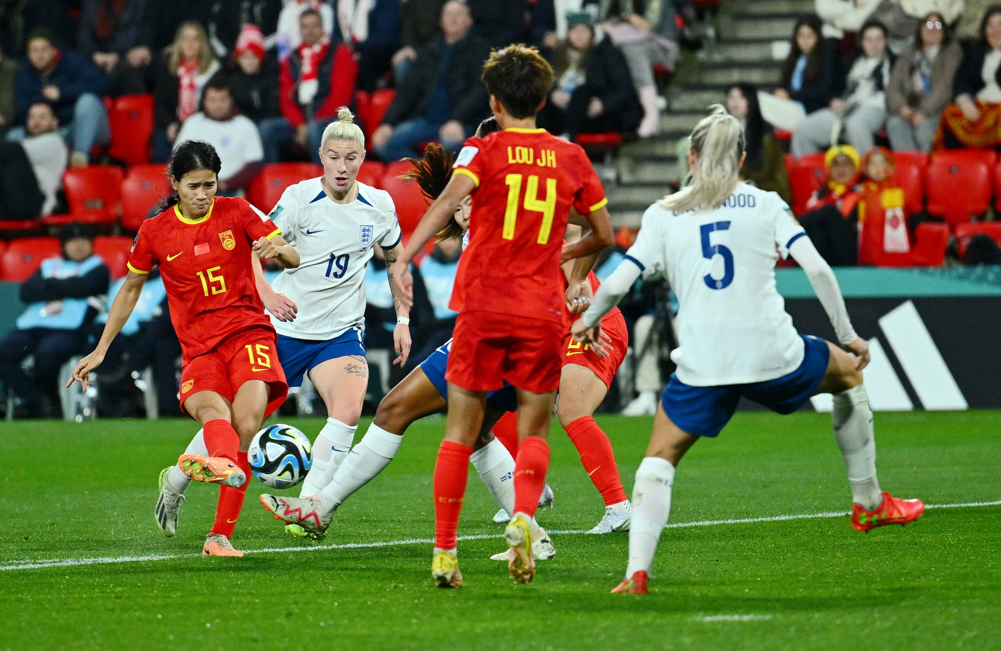 九游娱乐网页-足球女将迎战挑战，备战关键比赛