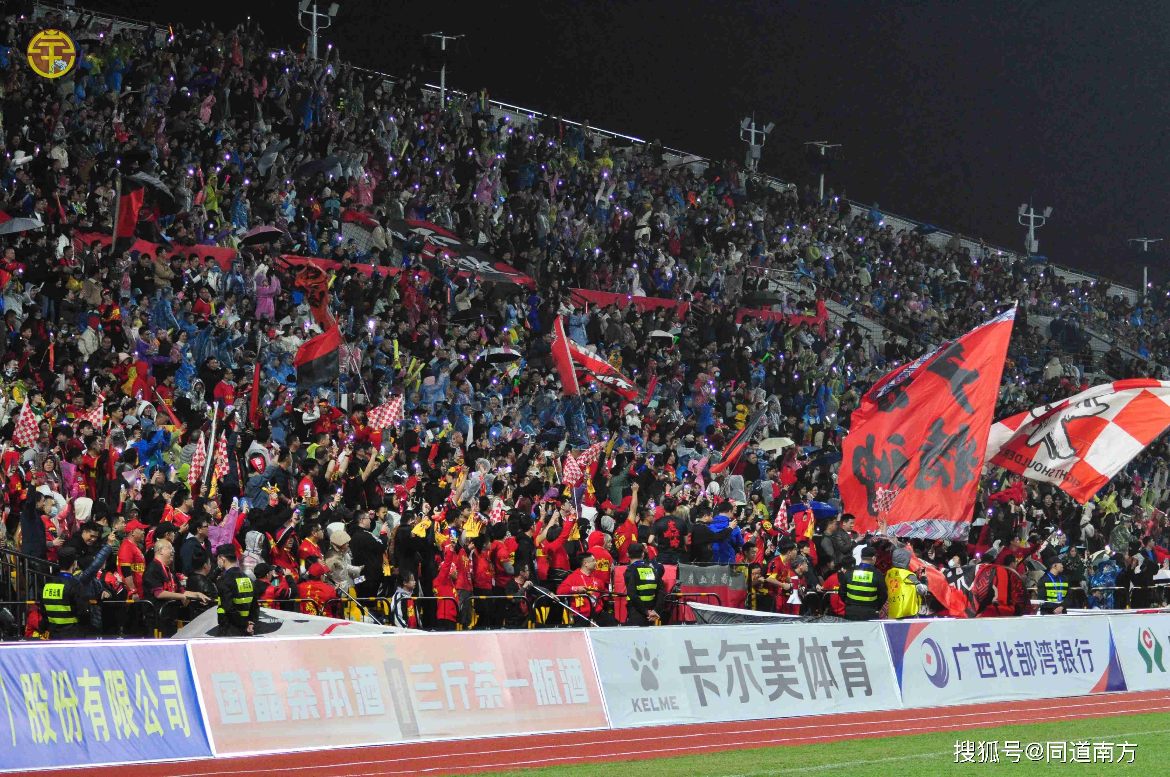 九游娱乐-家人欢聚观看足球赛事，场面欢快热闹