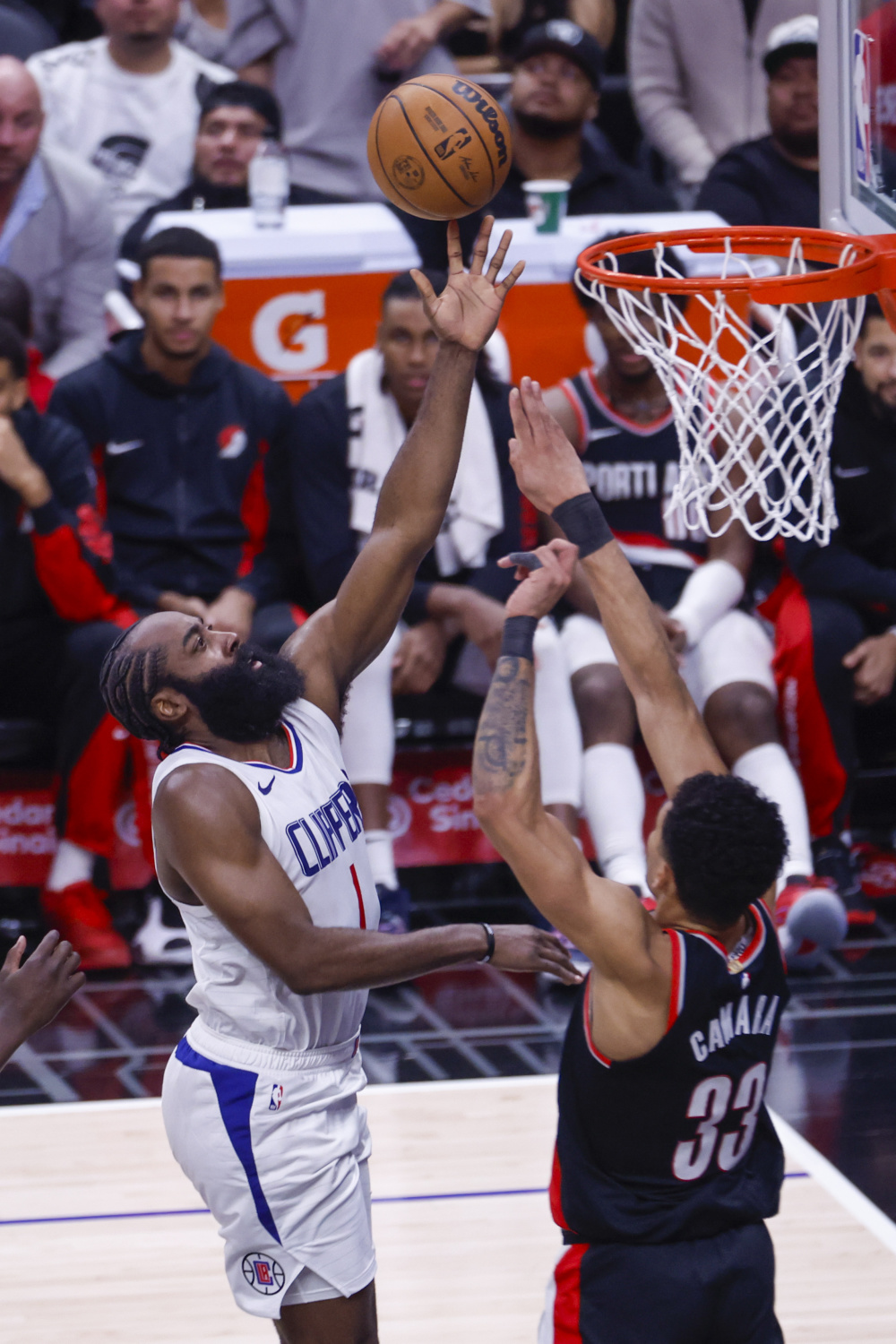 快船主将受伤下场,球队遭遇困境 快船主将受伤下场,球队遭遇困境