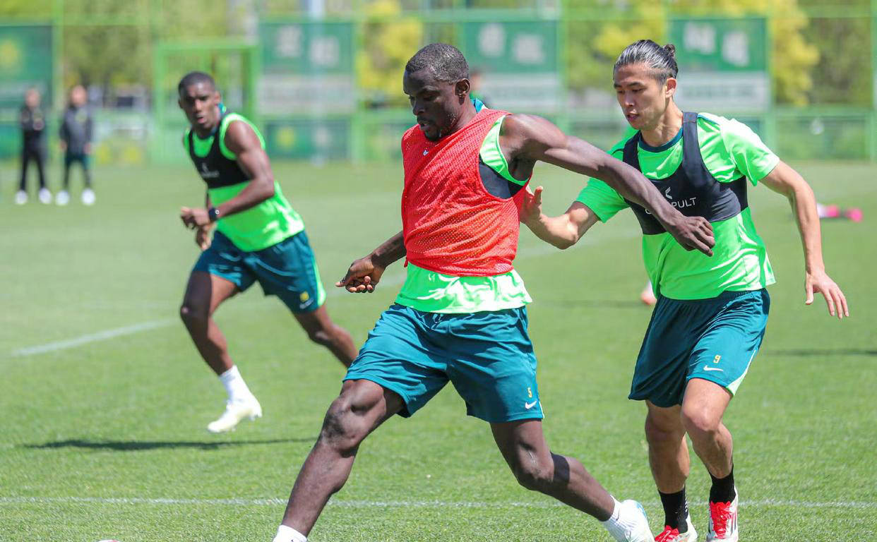 九游体育-年轻球员崭露头角，帮助球队取得三分