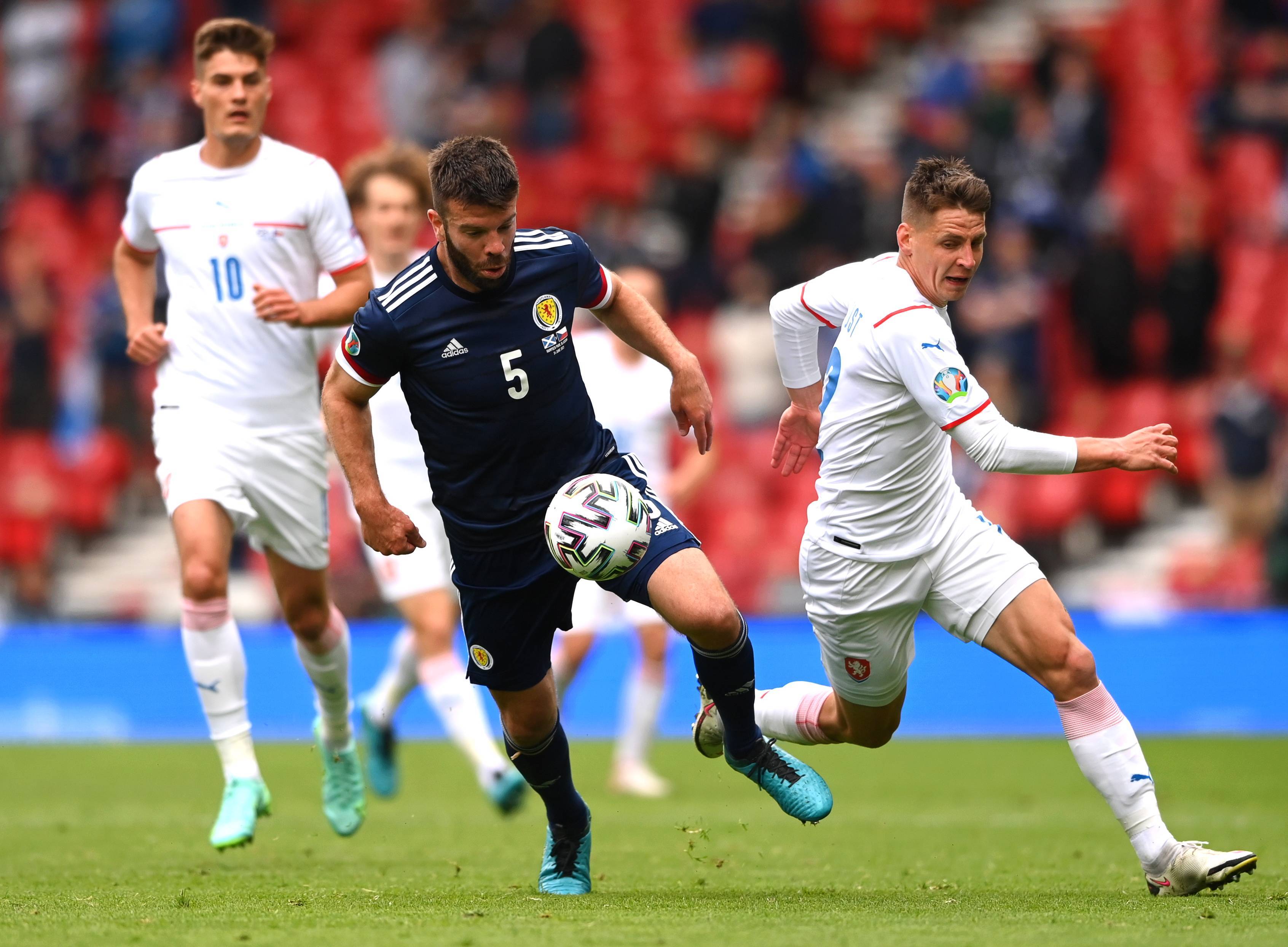 九游中国-足球对决中球员们赛场上尽展风采