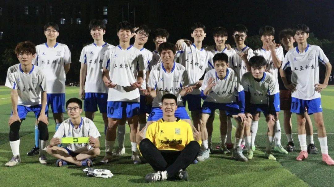 足球对决中球员们赛场上尽展风采 足球对决中球员们赛场上尽展风采