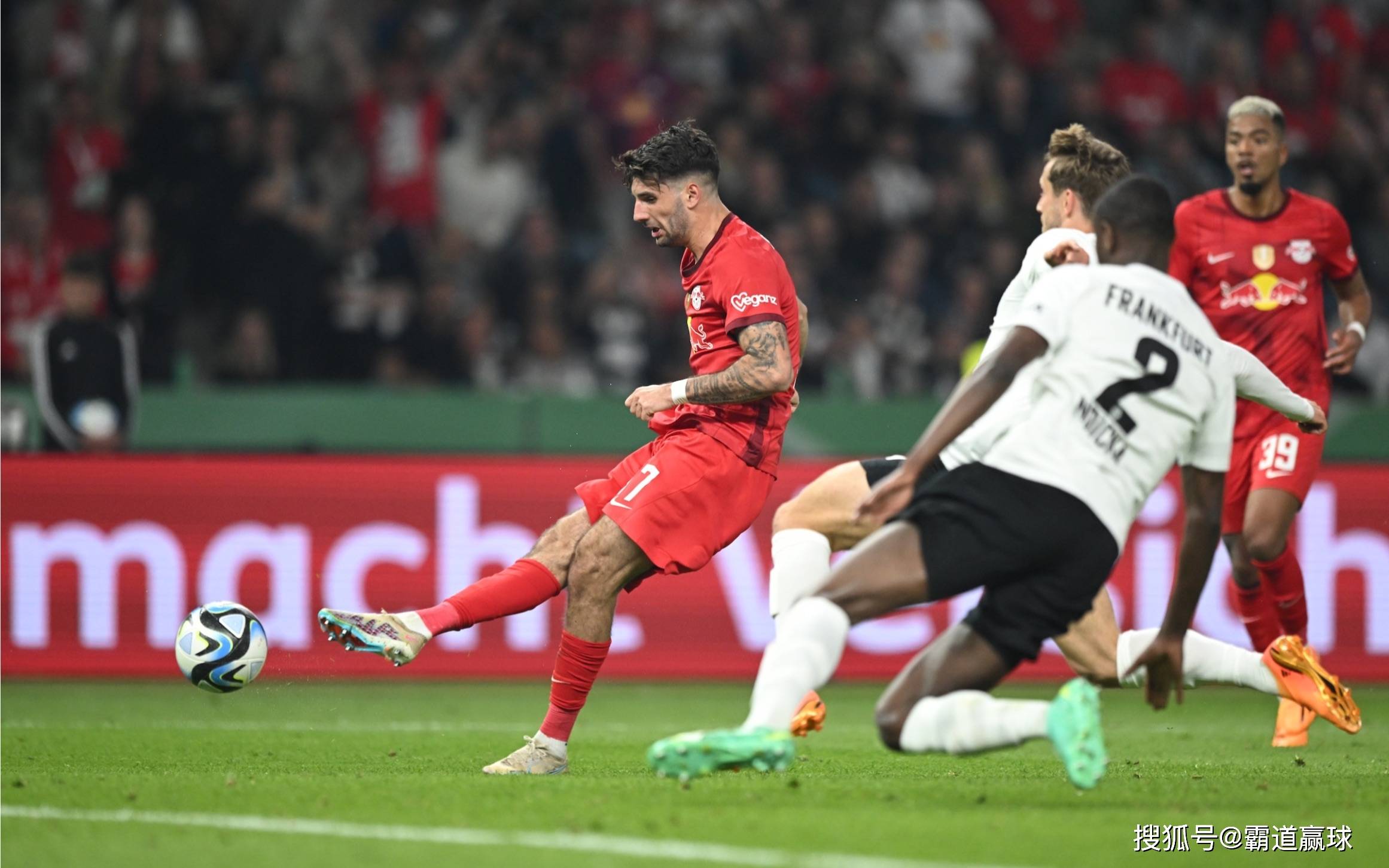 九游娱乐首页-法兰克福全队作战，赢得胜利