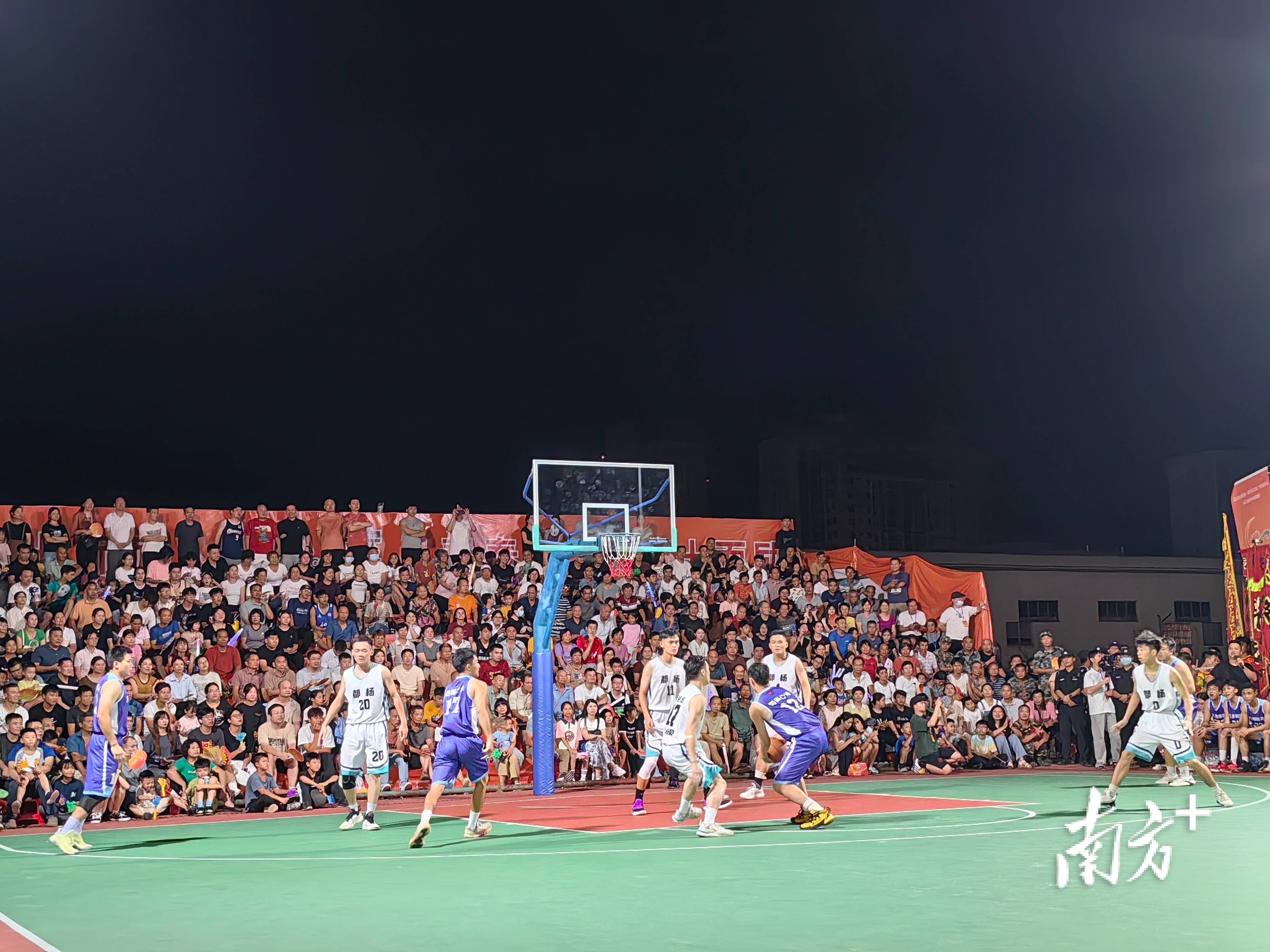 竞技篮球赛场球场氛围火爆,现场观众欢呼不止的简单介绍 竞技篮球赛场球场氛围火爆,现场观众欢呼不止的简单介绍