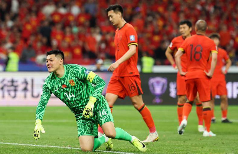 包含国内足球联赛精彩纷呈，球员技术传控让人惊叹的词条