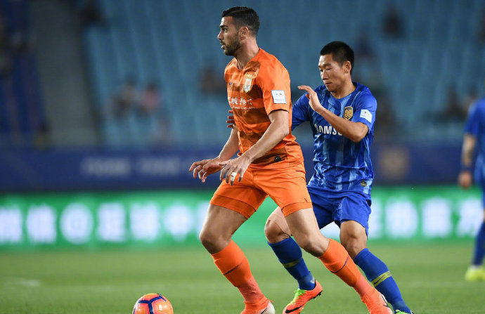 山东鲁能客场爆冷战胜江苏苏宁，登上积分榜首位