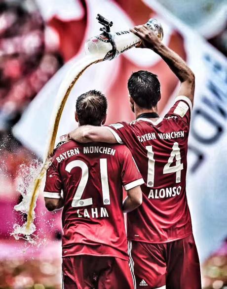 九游娱乐app下载-安提瓜与巴布达代表团在游泳比赛中夺冠，开心笑容