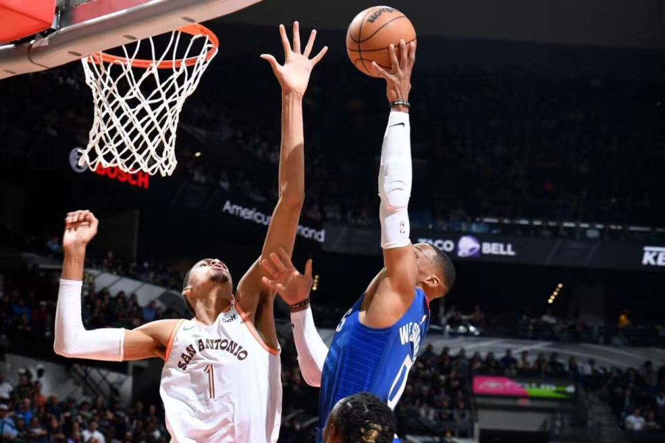 九游娱乐官方-勇士逆转快船取胜，波波维奇25分