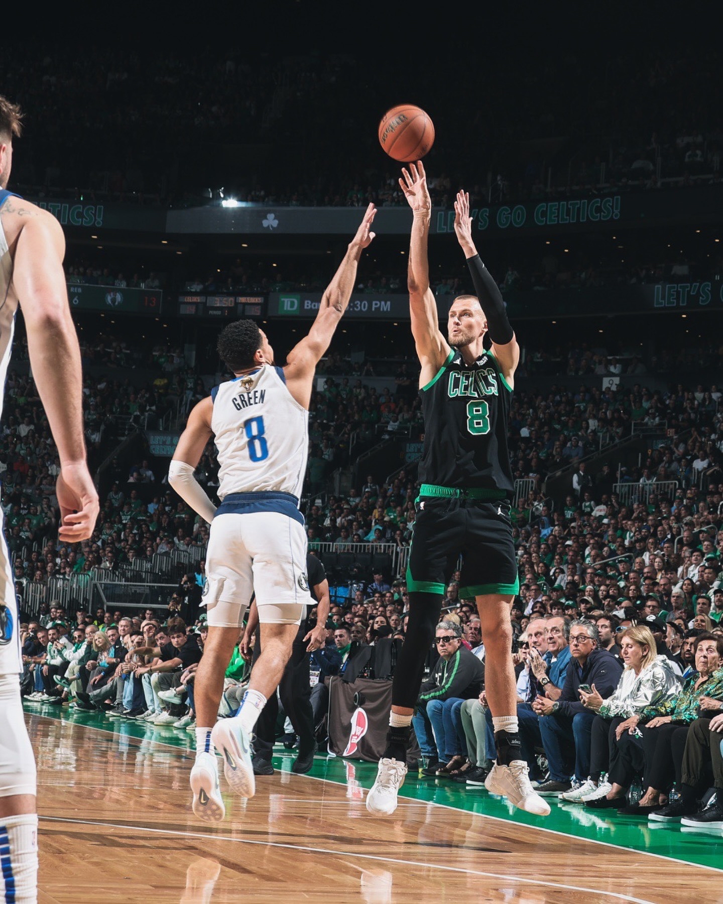 九游娱乐首页-76人压哨击败独行侠，霍勒迪压力下完成爆发